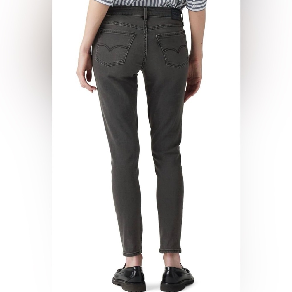 Levi’s Skinny 711 30” Inseam Mid Rise Dark Grey Wash Womens Size 28 Flawless